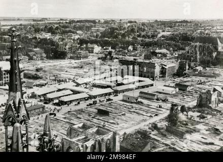 Beauvais, Frankreich - Luftaufnahme der nordfranzösischen Stadt Beauvais mit Straßen und Dächern, Kirchturm im Vordergrund und Bombenschäden während des Zweiten Weltkriegs. Stockfoto