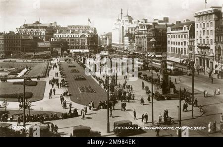 Manchester, England - die geschäftige Piccadilly Street und Piccadilly Gardens mit Schaufenstern, Autos und Geschäften. Stockfoto