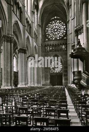 Reims, Frankreich - Innere der Kathedrale, Notre-Dame de Reims. Die Kathedrale ist bekannt für ihre wunderschönen Buntglasfenster, insbesondere die runden, detailgetreuen Rosenfenster, die auf diesem Foto zu sehen sind. Stockfoto