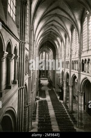 Soissons, Aisne - die Kathedrale St. Gervais und St. Protais (Cathédrale Saint-Gervais-et-Saint-Protais) ist ein Beispiel für gotische Architektur. Das Hauptschiff aus dem 13. Jahrhundert und die hohen Decken werden aus einem hohen Winkel gezeigt - das Bild wurde von der Orgelplattform aufgenommen. Stockfoto