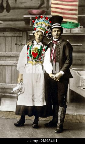 Foto aus Oslo (Kristiania), das ein junges Paar zeigt, das möglicherweise zu Hause ist und Kleidung im traditionellen norwegischen Stil trägt. Stockfoto