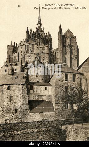 Die Abtei Mont St Michel in der Niedernormandie Frankreich mit den vielen Stadtmauern an der Fassade des Gebäudes. Stockfoto