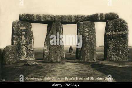 Stonehenge ist ein prähistorisches Steinkreismuseum in der englischen Grafschaft Wiltshire. Es wird geschätzt, dass die Steine zwischen 3000 und 2000 v. Chr. errichtet wurden. Ihr genauer Zweck oder Ursprung ist unbekannt, trotz vieler Theorien und Mythen. Der Fersenstein (auch bekannt als die Friar's Heel, Slaughter Stone oder Sun-Stone) ist auf mittlerer Distanz zu sehen. Stockfoto