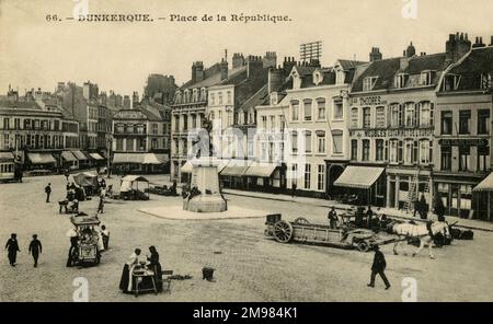 Der Place de la Republique, Hauptplatz, auf dem Stallhändler, Pferdewagen und Fußgänger zu sehen sind, in der französischen Stadt Dünkirchen (Dunkerque). Stockfoto