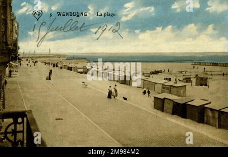 Wenduine (Wenduyne), Belgien - ein ehemaliges Fischerdorf, das zu einem Strandresort wurde, mit Zelten und Hütten am Strand und Bewohnern oder Urlaubern, die entlang der Promenade spazieren. Stockfoto