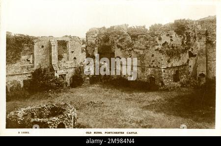 Die Ruinen von Portchester Castle, im englischen Bezirk Hampshire. Die mittelalterliche Burg wurde im späten 11. Jahrhundert in einer ehemaligen römischen Festung erbaut. Es wurde im 19. Jahrhundert als Gefängnis für französische napoleonische Kriegsgefangene benutzt. Stockfoto