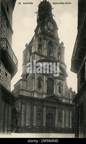 Nantes, Frankreich - Kirche des Heiligen Kreuzes (Eglise Sainte-Croix) in der Region Pays de la Loire mit Blick auf den Glockenturm. Stockfoto