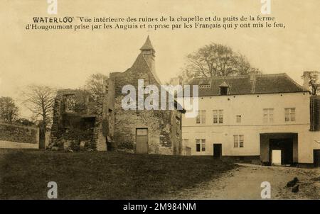 Waterloo, Belgien - die Ruine der Kapelle und das Bauernhaus von Hougoumont, ein Ort schwerer Kämpfe während der Schlacht von Waterloo am 18. Juni 1815. Die Farm und die Kapelle wurden in Brand gesetzt, als sie von den Franzosen während der Schlacht von den britischen Truppen entführt wurden. Das Bauernhaus wurde am 200. Jahrestag der Schlacht restauriert. Stockfoto