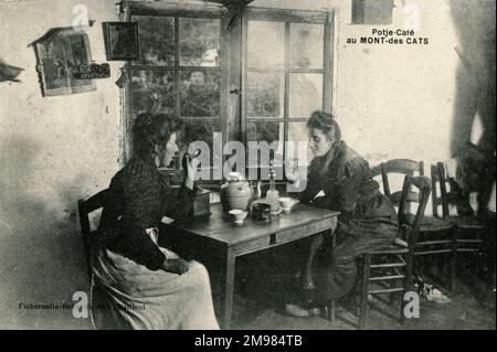 Potje-Café im Mont des Cats. Zwei Frauen haben im Café Pfeifen geraucht. Es ist ein unheimliches Bild mit einem gruseligen Gesicht am Fenster. Eine Geisterfigur Stockfoto