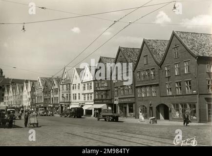 Bryggen ist eine von Bergen und Norwegens Hauptattraktionen. Bryggen wurde nach dem großen Brand 1702 gebaut. Bryggen, auch bekannt als Tyskebryggen, ist eine Reihe hanseatischer Geschäftsgebäude, die die östliche Seite des Fjords säumen und Bergen, Norwegen, erreichen. Bryggen steht seit 1979 auf der UNESCO-Liste der Weltkulturerbestätten. Stockfoto