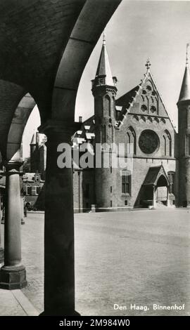 Inner Court, Den Haag, Niederlande (Den Haag, Binnenhof). Sie beherbergt den Treffpunkt beider Häuser der niederländischen Generalstaaten sowie das Ministerium für Allgemeine Angelegenheiten und das Büro des niederländischen Ministerpräsidenten. Ursprünglich als Ballsaal erbaut, bildet der gotische Ridderzaal (eine große Halle, buchstäblich Rittersaal) heute das Zentrum des Binnenhof. Stockfoto