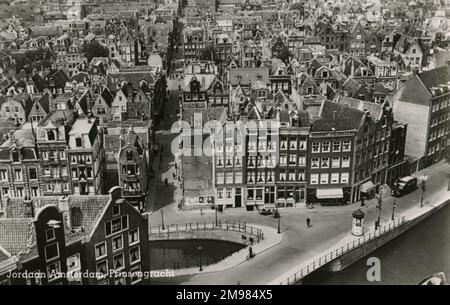 Jordaan Amsterdam Prinsengracht (Prinzenkanal) - Niederlande. Dachterrasse des Jordaan-Viertels von Amsterdam, umgeben vom Prinzenkanal. Das Jordaan war ursprünglich ein Arbeiterviertel und ist mittlerweile einer der teuersten und gehobensten Standorte in den Niederlanden. Stockfoto