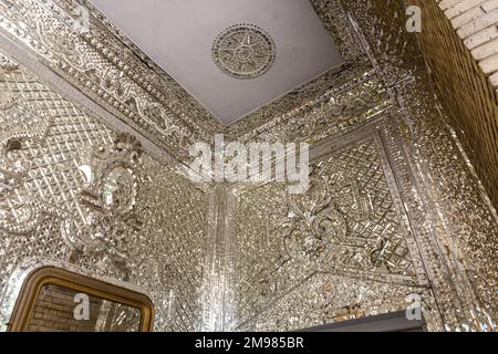 TEHERAN, IRAN - 5. JULI 2019: Innendekorationen des Golestan Palastes in Teheran, Hauptstadt des Iran. Stockfoto