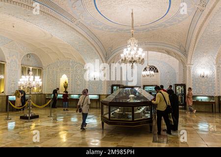 TEHERAN, IRAN - 5. JULI 2019: Innere des Golestan Palace in Teheran, Hauptstadt des Iran. Stockfoto