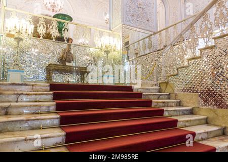 TEHERAN, IRAN - 5. JULI 2019: Treppe im Golestan-Palast in Teheran, Hauptstadt des Iran. Stockfoto