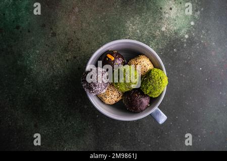 Blick von oben auf verschiedene Pakhlava-Bälle in einem Becher Stockfoto