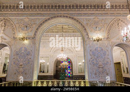 TEHERAN, IRAN - 5. JULI 2019: Innere des Golestan Palace in Teheran, Hauptstadt des Iran. Stockfoto