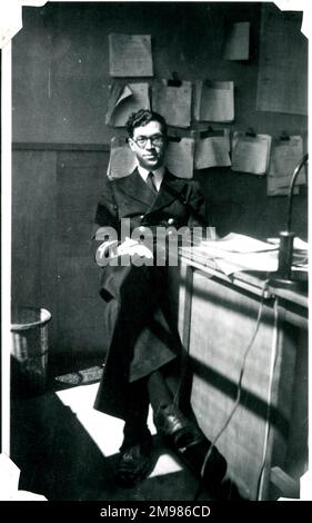 Mann, der im ANCXF (Allied Naval Commander Expeditionary Force) Signalbüro, Minden, Deutschland, am 1945. August am Ende des Zweiten Weltkriegs arbeitet. Stockfoto