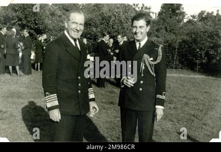 Admiral Sir Harold Burrough (1889-1977), stellvertretender Marineoffizier der Royal Navy - Geburtstagsparty, Minden, Deutschland, Juli 1945. Stockfoto