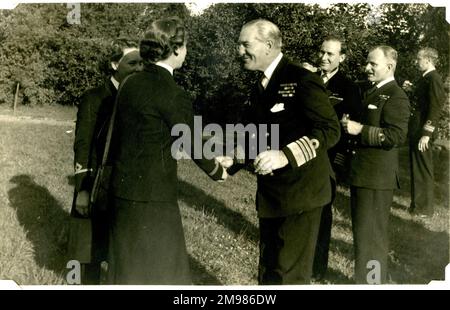 Admiral Sir Harold Burrough (1889-1977), stellvertretender Marineoffizier der Royal Navy - Geburtstagsparty, Minden, Deutschland, Juli 1945. Stockfoto