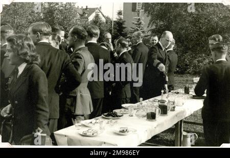 Admiral Sir Harold Burrough (1889-1977), stellvertretender Marineoffizier der Royal Navy - Geburtstagsparty, Minden, Deutschland, Juli 1945. Stockfoto