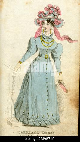Junge Frau in einem blassblauen Kutschkleid und einem aufwändigen Hut. Stockfoto