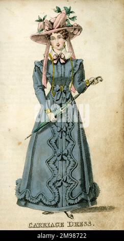 Junge Frau in blauem Kutschkleid und aufwändiger Mütze. Stockfoto