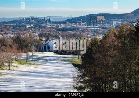 Edinburgh, Schottland, Vereinigtes Königreich, 17. Januar 2023. Wetter in Großbritannien: Kalt und frostig in der Sonne. Ein Blick über die Stadt, Edinburgh Castle und Calton Hill und darüber hinaus nach East Lothian mit einem Golfplatz bedeckt von Schnee und Frost. Kredit: Sally Anderson/Alamy Live News Stockfoto