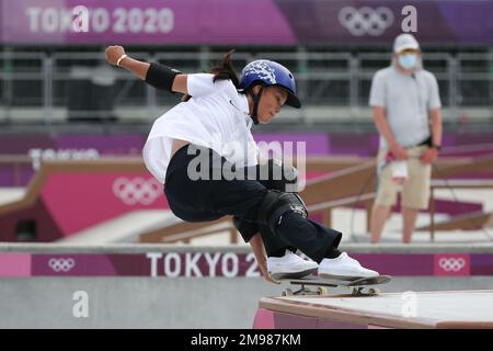 4. AUGUST 2021 - TOKIO, JAPAN: YOSOZUMI Sakura aus Japan tritt bei den Vorspielen des Skateboarding Women's Park bei den Olympischen Spielen 2020 in Tokio an (Foto: Mickael Chavet/RX) Stockfoto