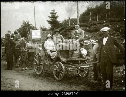 Leute auf einer Reise in zwei Pferdekutschen, mit einem Shell Petroleum-Schild im Hintergrund. Stockfoto