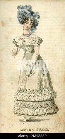 Junge Frau in Opernkleid und aufwändiger blauer Mütze. Stockfoto