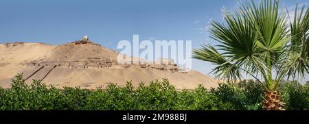 Blick auf die Gräber der Adligen vom Nil aus in Assuan, Oberägypten Stockfoto