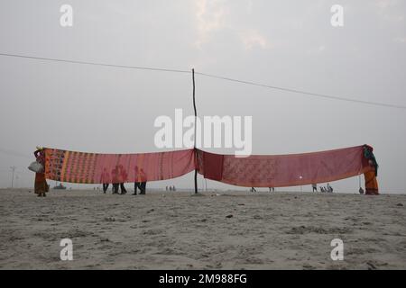 Sagar Island, Sri Lanka. 15. Januar 2023. Nach den weitverbreiteten Auswirkungen von Covid-19 seit 2 Jahren ist in diesem Jahr ein signifikanter Anstieg der Gangasagar Mela-Anhänger zu beobachten. Am 14. Und 15. Januar wurde der Fährdienst zwischen Kakdwip und Kachuberia aufgrund nebelbedingter Bedenken von Abend bis Morgen kurzzeitig ausgesetzt. Der Fluss der massiven Versammlungen wurde jedoch dank vier Bergbewegungen und Hunderten von Schiffsbewegungen erhalten. (Foto: Swattik Jana/Pacific Press) Kredit: Pacific Press Media Production Corp./Alamy Live News Stockfoto