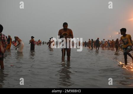 Sagar Island, Sri Lanka. 15. Januar 2023. Nach den weitverbreiteten Auswirkungen von Covid-19 seit 2 Jahren ist in diesem Jahr ein signifikanter Anstieg der Gangasagar Mela-Anhänger zu beobachten. Am 14. Und 15. Januar wurde der Fährdienst zwischen Kakdwip und Kachuberia aufgrund nebelbedingter Bedenken von Abend bis Morgen kurzzeitig ausgesetzt. Der Fluss der massiven Versammlungen wurde jedoch dank vier Bergbewegungen und Hunderten von Schiffsbewegungen erhalten. (Foto: Swattik Jana/Pacific Press) Kredit: Pacific Press Media Production Corp./Alamy Live News Stockfoto