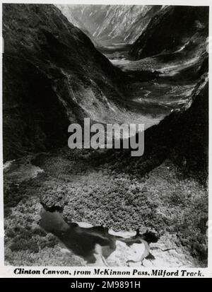 Milford Track (Piopiotahi), South Island, Neuseeland -- Clinton Canyon, vom McKinnon Pass aus gesehen. Stockfoto