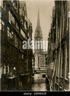 Hamburg, Deutschland - St. Nikolaikirche und Steckelhorn-Kanal in der Altstadt. Stockfoto