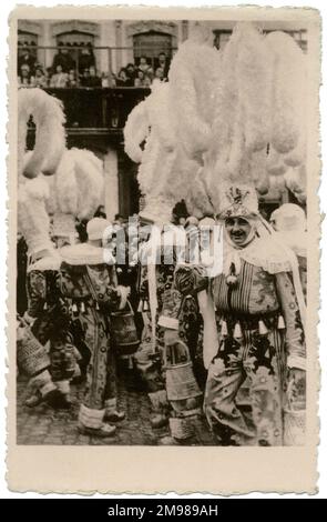 Binche, Belgien - Menschen (bekannt als Gilles) in Karnevalskostüm mit Straußenfedern-Kopfschmuck. Stockfoto