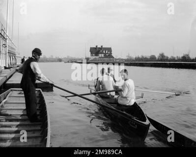 Ruderer in einem Totenkopf auf einem Fluss. Stockfoto