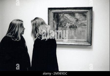 Zwei junge Frauen in einer Kunstgalerie, London, England. Stockfoto