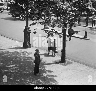 Straßenszene in einer Stadt mit verschiedenen Fußgängern. Stockfoto