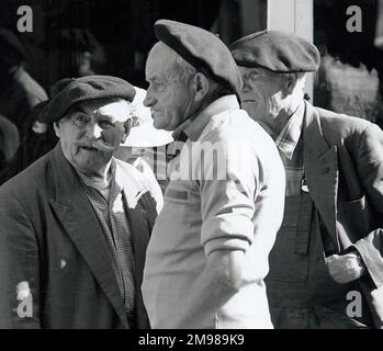 Franzosen mit Baskenmützen auf einem Bauernmarkt, Sarlat, Dordogne, Frankreich. Stockfoto