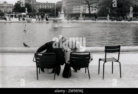 Ein Paar küssen in einem Park, Paris, Frankreich. Stockfoto