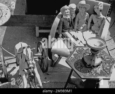 Gegenstände an einem Antiquitätenmarkt in Duras, Lot-et-Garonne, Frankreich. Stockfoto