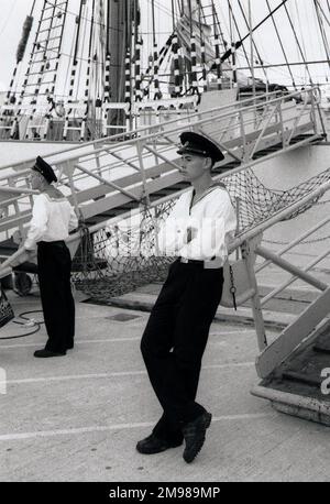 Zwei junge russische Kadettensegler auf dem Deck eines quadratischen, manipulierten Schiffes. Stockfoto