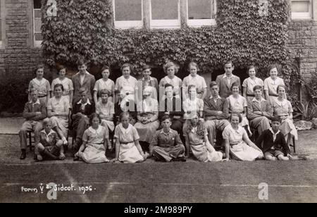 Gruppenfoto, Schüler und Lehrer der Form V2 an der Sidcot School, Winscombe, North Somerset, einer unabhängigen Quäkerschule. Stockfoto