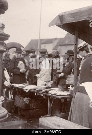 Menschen auf einem Fischmarkt in Bergen, Norwegen. Stockfoto