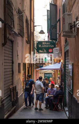 Gastronomie in den kleinen Gassen der Altstadt von Genua, Italien Stockfoto