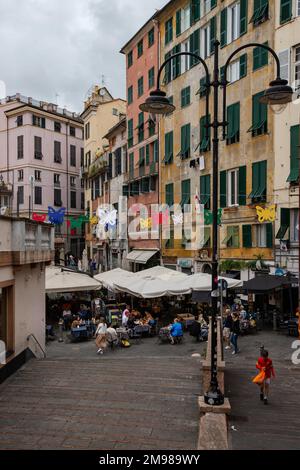 Gastronomie in den kleinen Gassen der Altstadt von Genua, Italien Stockfoto