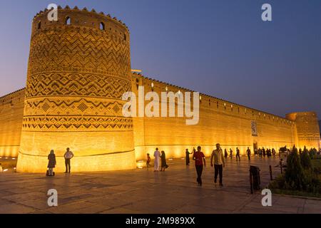 SHIRAZ, IRAN - 6. JULI 2019: Abendlicher Blick auf die Zitadelle von Karim Khan in Shiraz, Iran. Stockfoto