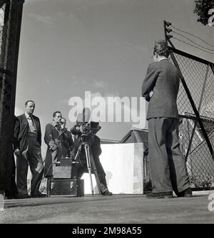 Filmcrew bei der Arbeit vor Ort während der Dreharbeiten der ersten der wenigen, in der Leslie Howard den Spitfire-Designer RJ Mitchell spielte. Stockfoto